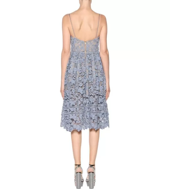 Rochie din dantelă cu bustiera în culoarea liliacului